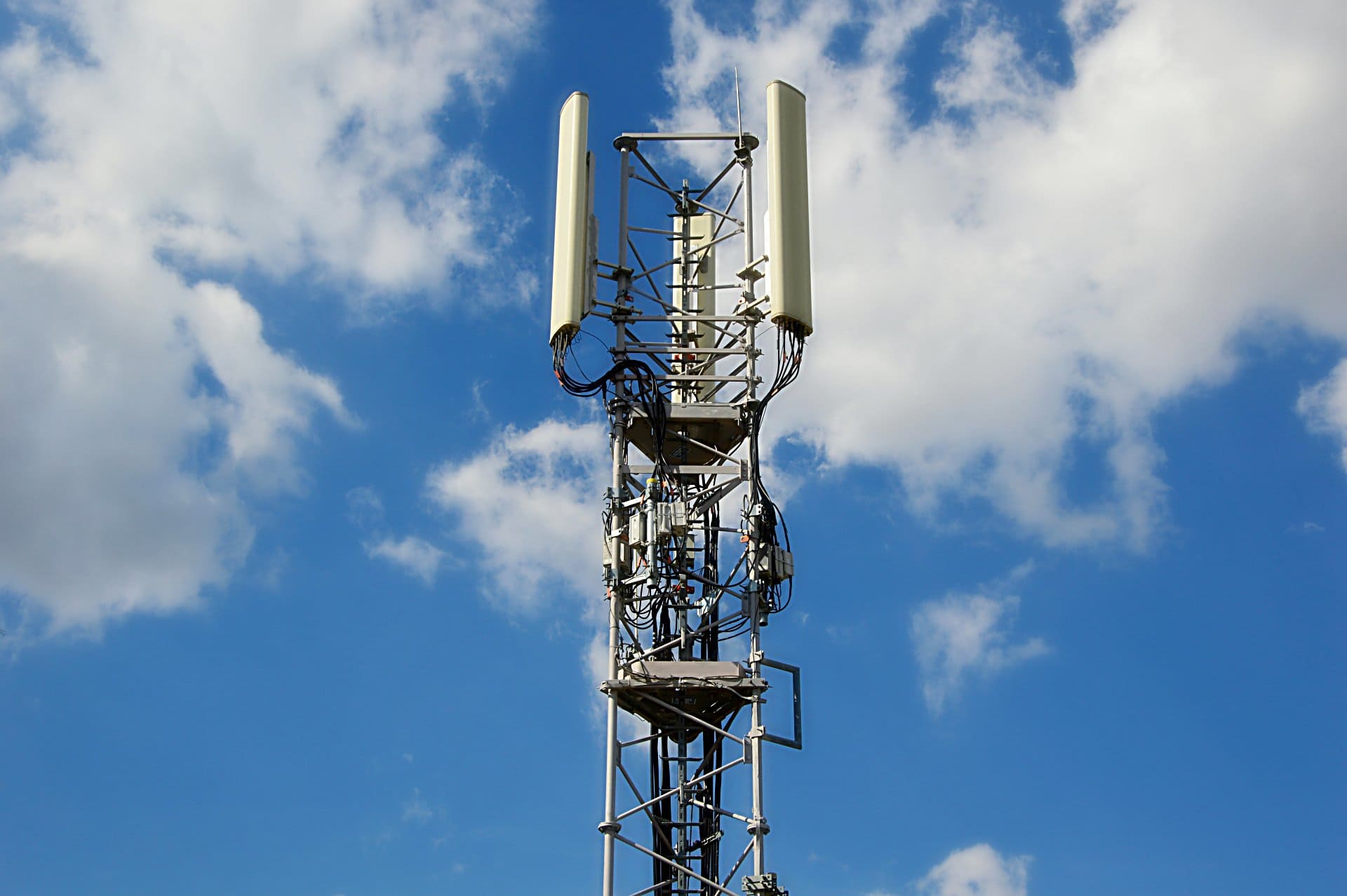 How to Improve Weak Mobile Phone Network Signal